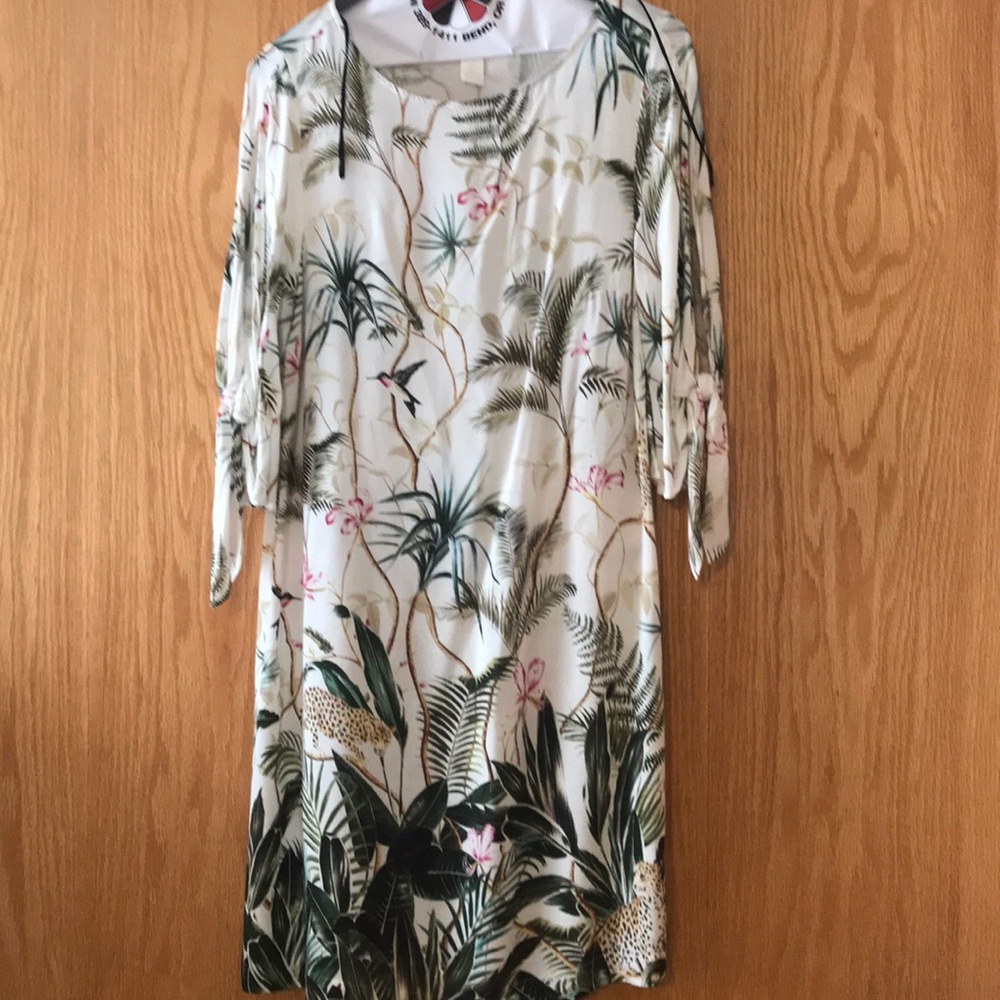 Print  tunic dress with animals and palm trees.